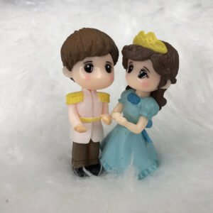 Cute Couple Proposing Guy Resin Showpiece (Valentine Gift for Girlfriend Prince Princess Miniature 4.7 x 5 cm)